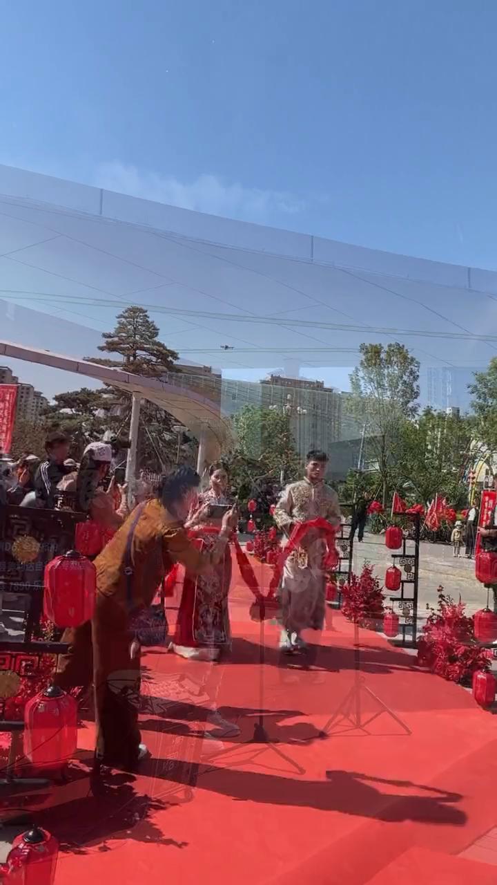 曲阳县五一集体婚礼。
爱情不是交易，幸福无需重金衡量。2025年5月1日他们身着