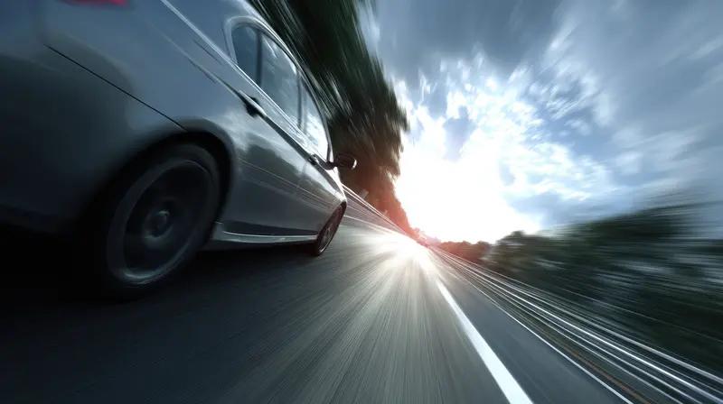 1月9日吉林，男子带家人从沈阳自驾至吉林旅行 ，高速进隧道时反应不及时连续4个超