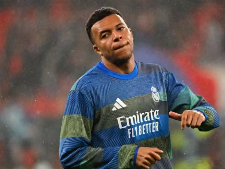 据《阿斯报》报道，皇马官方确认，姆巴佩将因左膝伤势缺席与本菲卡的欧冠比赛，同时也