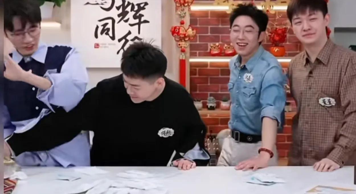 传熙的英名毁在这仨活宝手里！
为了宣品擦鞋巾，传熙脱下自己的鞋子。这一脱可不得了