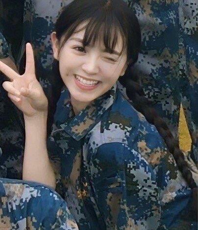 考古到大学军训的田曦薇……怎么有人军训时还这么美 ​​​