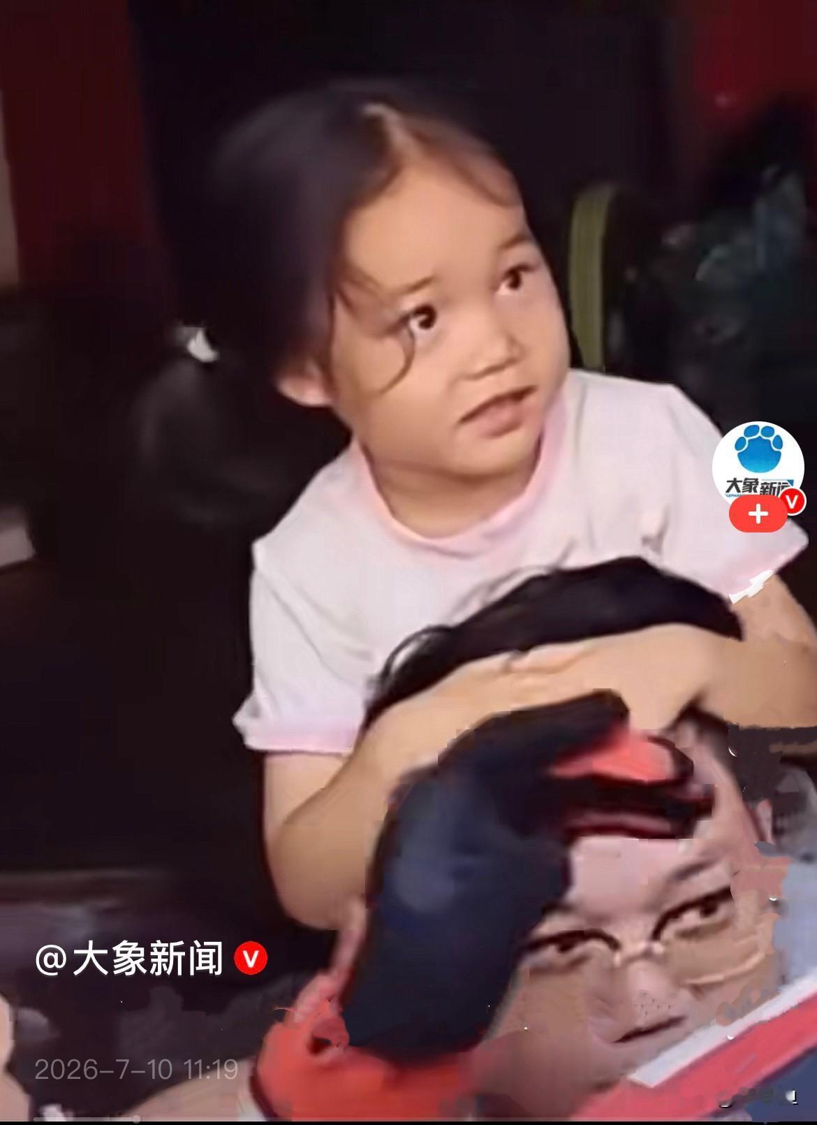 近日，广西浑浊的积水很深，一位父亲，拼尽全力挺直脊背，稳稳将年幼的女儿扛在肩头。