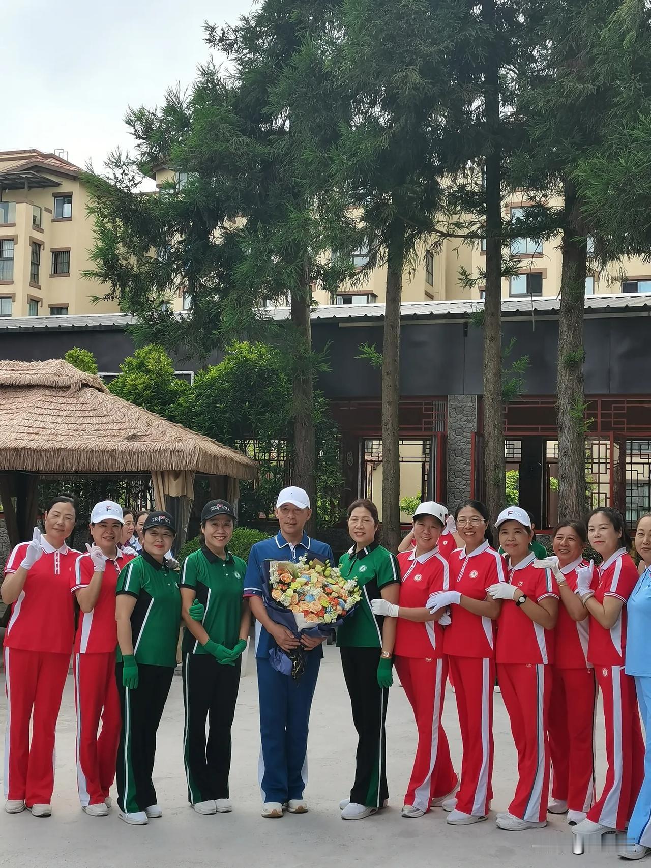 黄水现场直播教学，海涛老师把佳操练成了风景

清晨的黄水，天空飘着细碎的云，一群