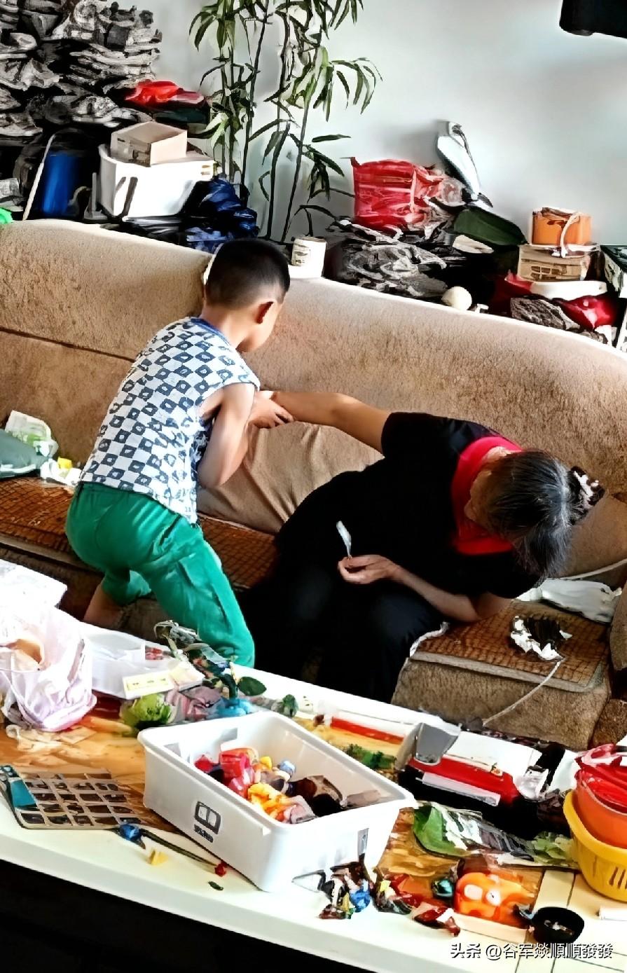 一位老人正坐在沙发上休息，可突然之间，毫无征兆的向一边歪去，随即倒在了沙发上，老