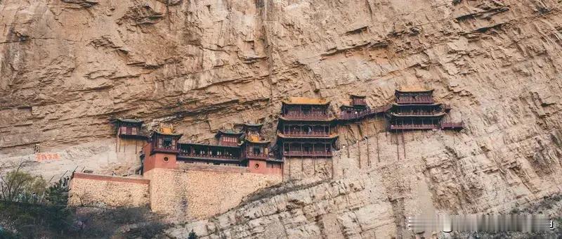 媒体：悬空寺莫让黄牛把游客“悬空” 山西悬空寺本是千年古建的旅游胜地，“五一”却