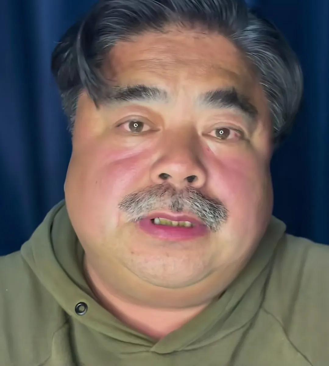 摔过苹果手机的演员刘金，眼含泪水，只因直播时被黑粉质疑，天天喊话知名的导演，天天