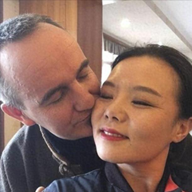 龚琳娜离婚后“放飞”：洒脱到让人惊掉下巴，还是“狠心”得让人咋舌？
家人们！离婚