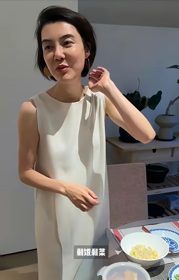 43岁的车晓，越来越瘦了，反而鼻头越来越大了 