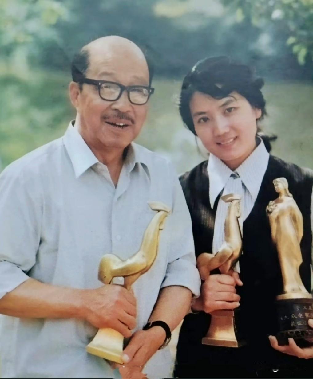 第二届中国电影金鸡奖最佳男女主角张雁 李秀明难得一张合影（图一）
获得中国电影金