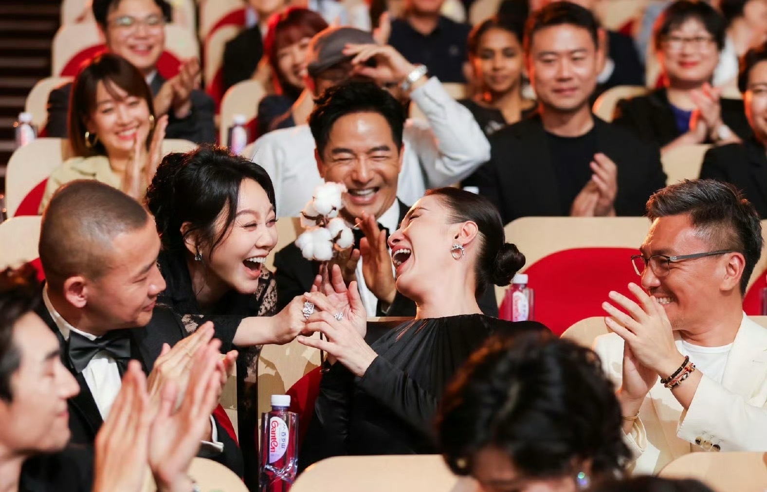 没有嫉妒，所有人满脸都是真诚的笑容，这才是演员该有的样子，好作品不用说，看过的人
