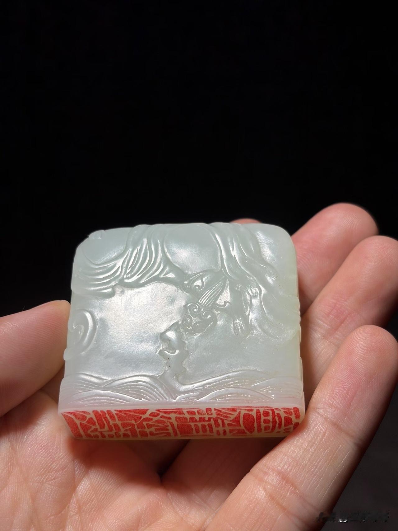 清和田玉双螭龙纹印章
尺寸4.9×4.4×1.88厘米重量110.6克