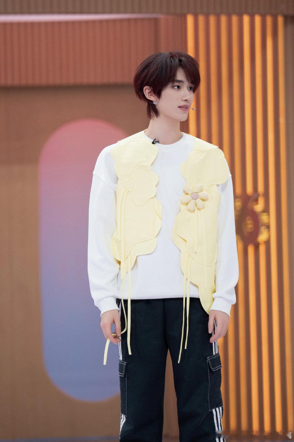 丁程鑫在跨年晚会上想问什么你好星期六 跨年名场面！丁程鑫被问表演时想问什么，秒答