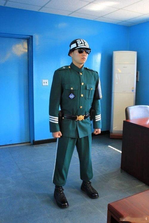 韩国军人，为啥感觉哪儿怪怪的？[允悲] 
