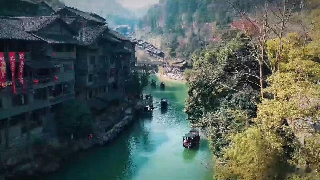 重庆人来贵州的正确打开方式白天重庆火锅热辣滚烫，晚上遵义烙锅滋滋冒油。两地都是嗜