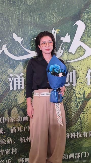巫哲出席晋江作者大会晋江作者大会迎来巫哲到场，一身简约黑衬衫尽显从容状态，待人温
