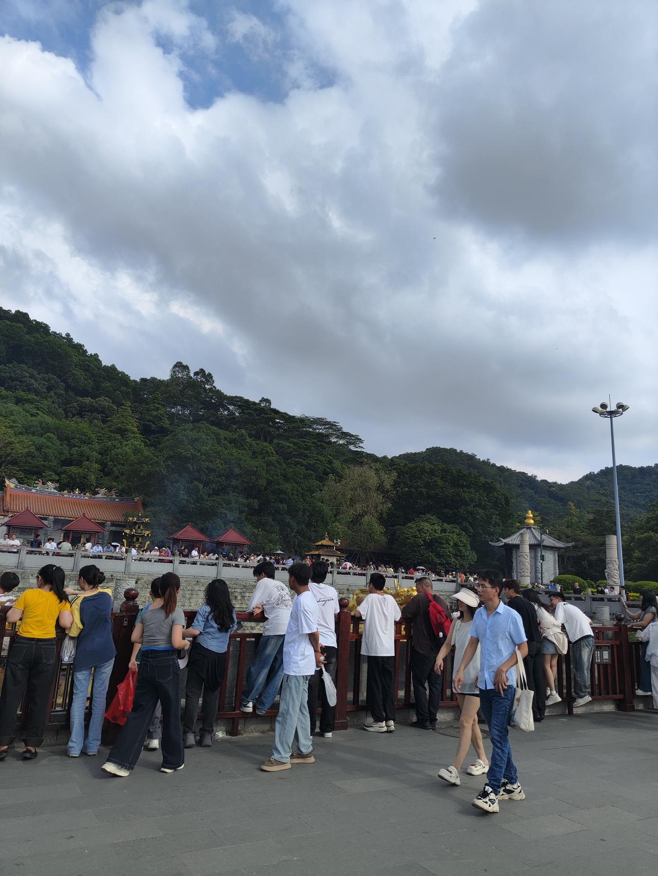 在深圳，去了凤凰山祈福。天气不怎么晴朗，不过所幸并没有下雨。