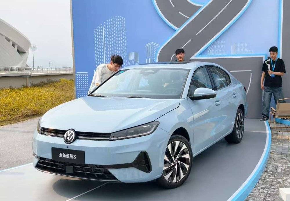 人们愿意相信张雪20年的逆袭，却不相信一个35年车企能在混动翻身？