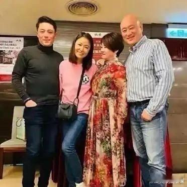 林心如和霍建华夫妇最近给爸妈庆生，47岁的林心如还像少女，而老公霍建华却有点小肚