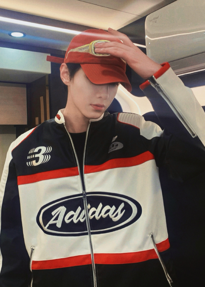 何与今日份营业🈺与少这个帅