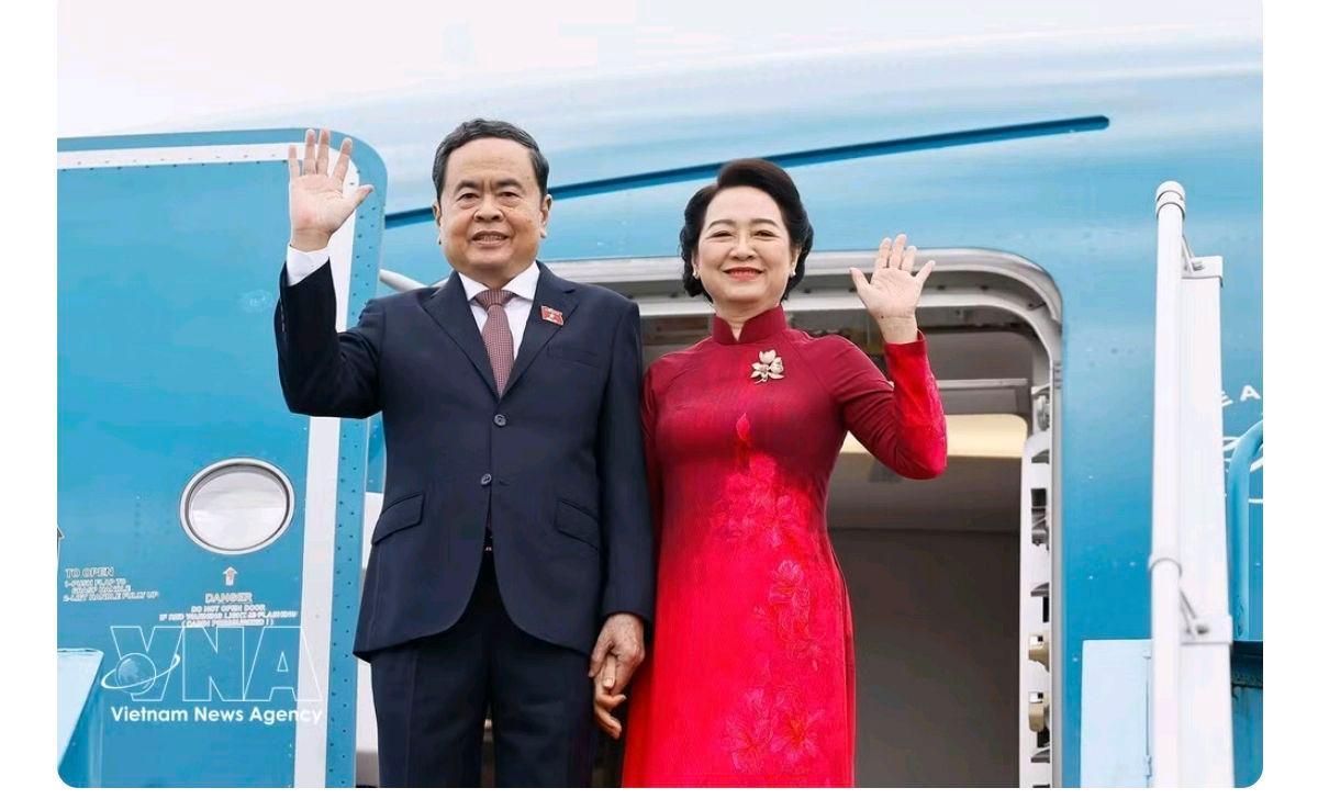 越南国会主席陈青敏偕夫人启程对韩国和蒙古进行正式访问
 应韩国国会议长赵正植（C