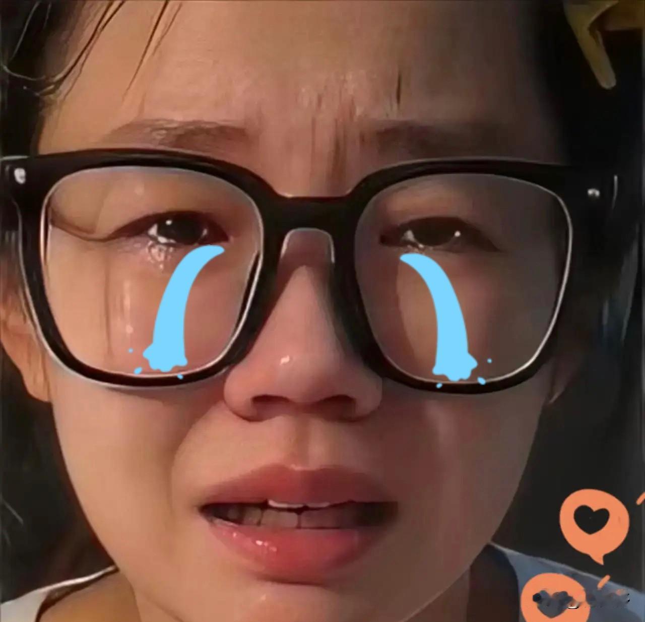 “摸臀事件”闹到今天，
当事人又对着镜头哭哭啼啼的，
说还没收到马来亚大学的录取
