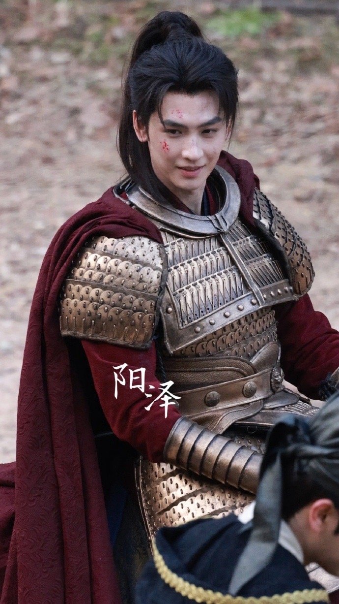 黄俊捷战损骑马路透，破碎感拉满 