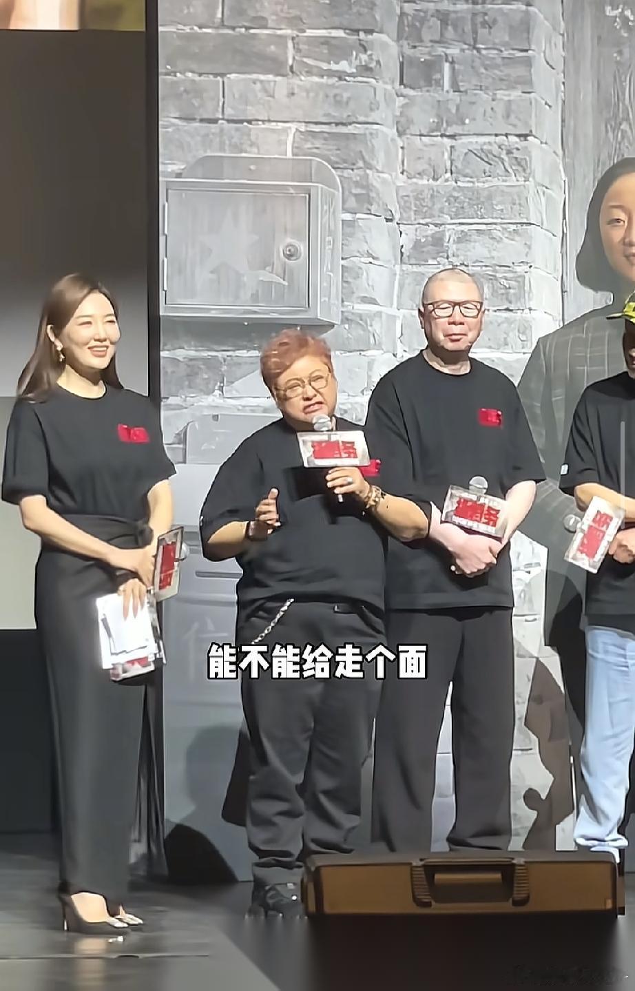 韩红“走个面”一点都走不了，因为她实在是想错了： 第一、她以为所有人都像她一样那
