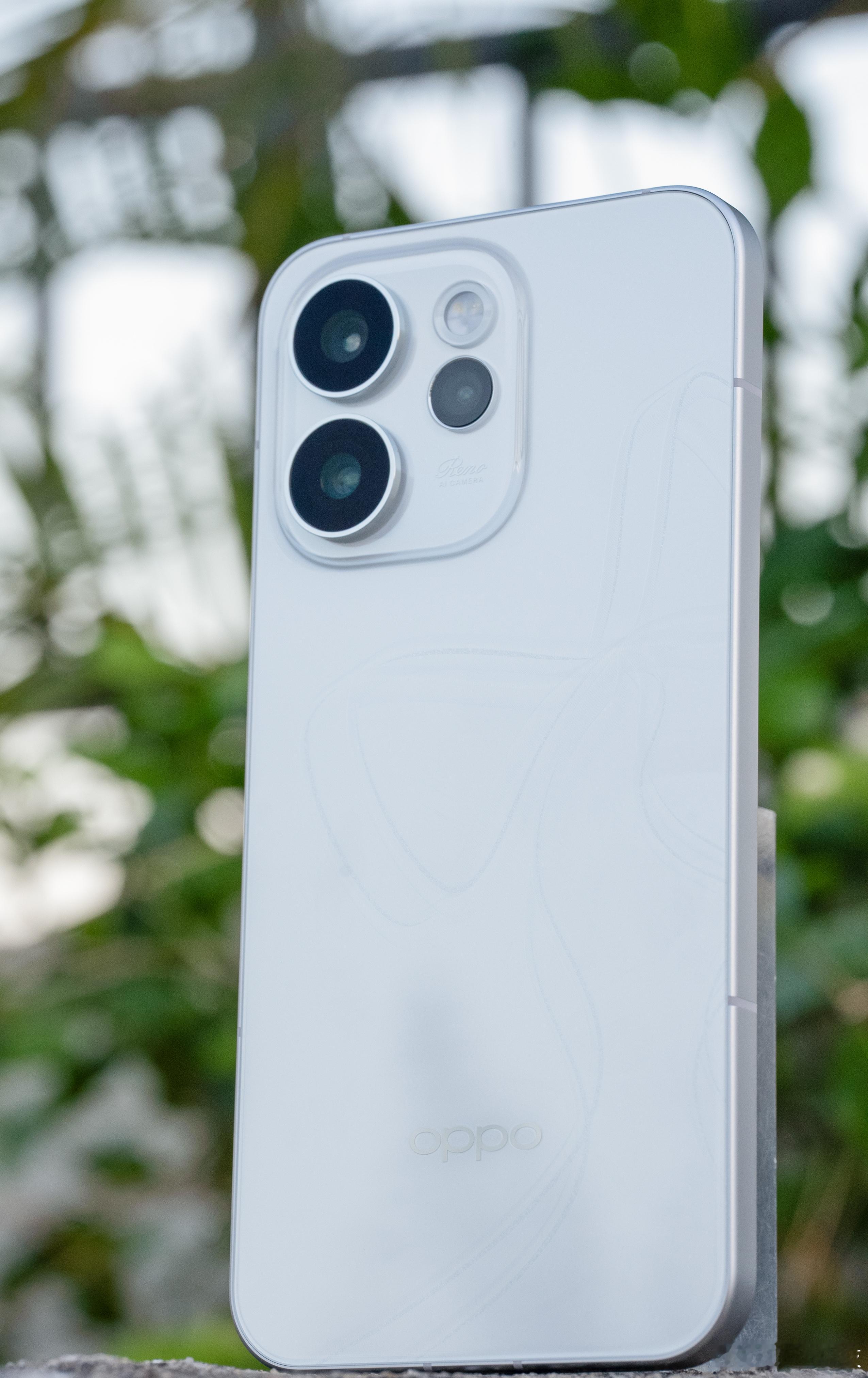 全新真机实拍来了，手机后盖用上冷雕一体成型工艺，微弧与边框衔接，上手就感受到机身