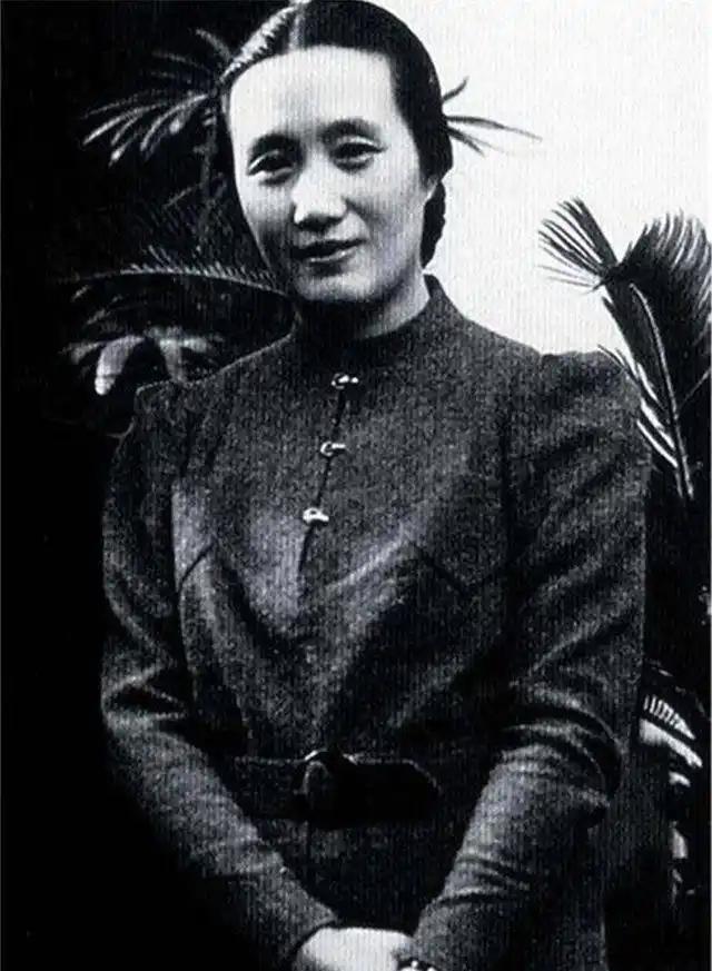 1942年，董竹君爱上已婚的陈清泉。陈清泉的夫人对她说：“你知道破坏别人家庭很痛