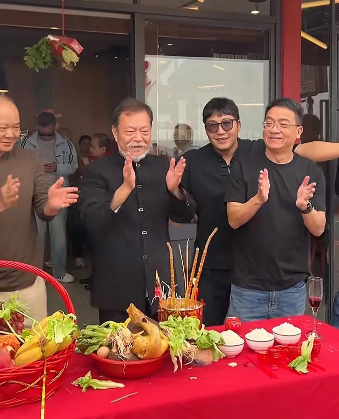 70岁知名港星内地连开2店卖烧鹅！亲自到鹅棚抓大鹅动作熟练
现年70岁的前TVB