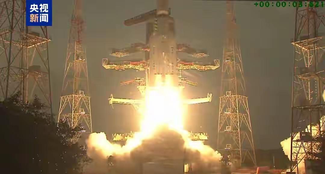 11月2日傍晚，印度空间研究组织（ISRO）使用重型运载火箭LVM3-M5将一颗