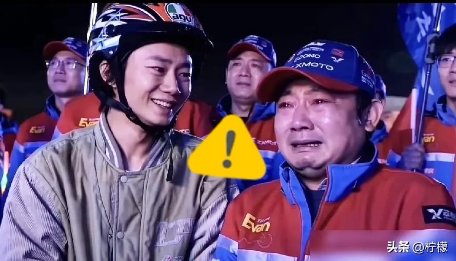 别再信什么草根
逆袭的神话了。
我告诉你，张雪这种人，根本就不是一个正常人。
