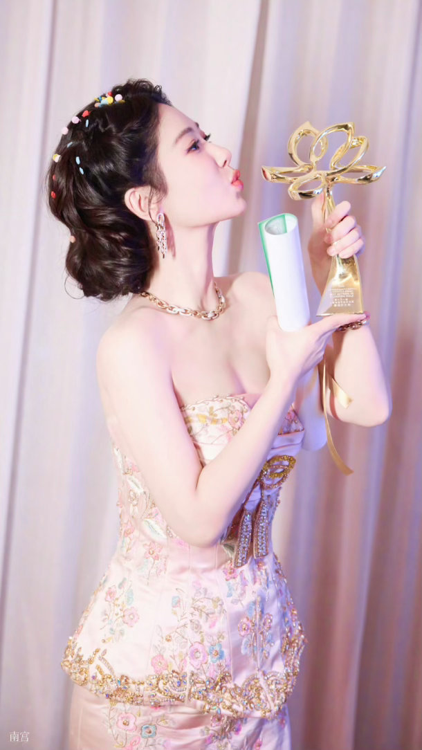 杨紫  yz杨紫董竹君 yz杨紫玉兰花开君再来 思念像漫天星星，细碎却照亮整个天