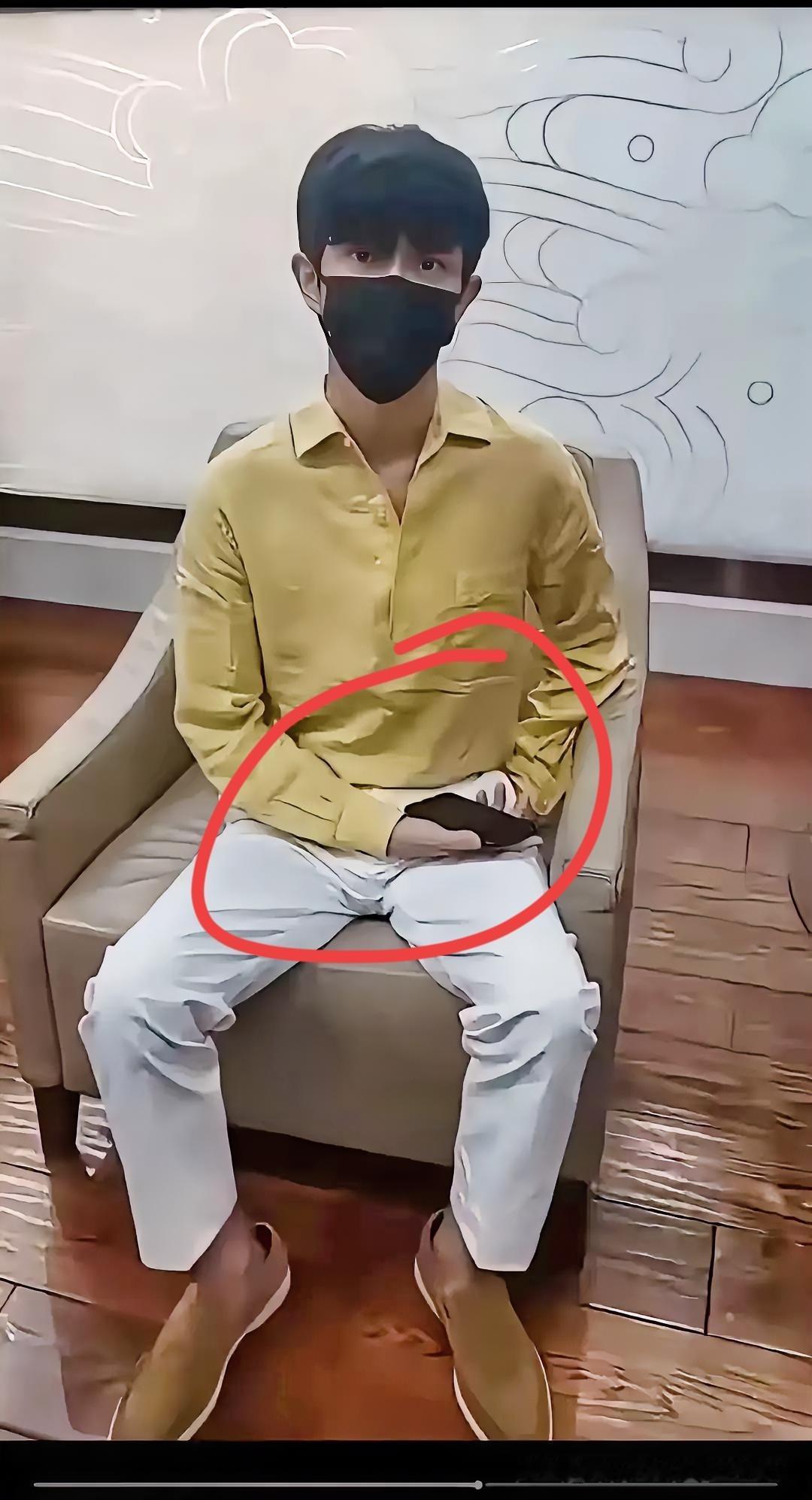 家人们，今天刷到个视频，真的太让人揪心了！视频里这人右大臂上着夹板，右手无名指和