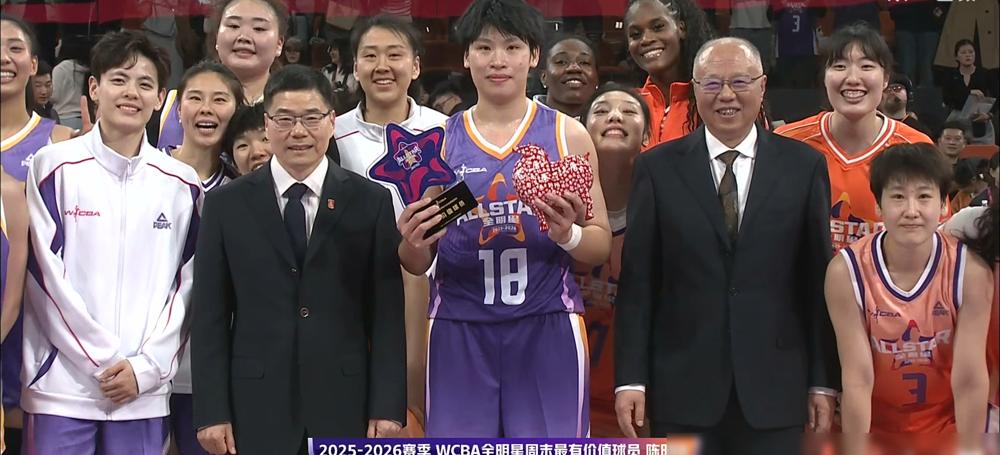 WCBA全明星赛打完，热搜挂着韩旭，可你把镜头翻烂了都找不到她人影。
 
人家刚