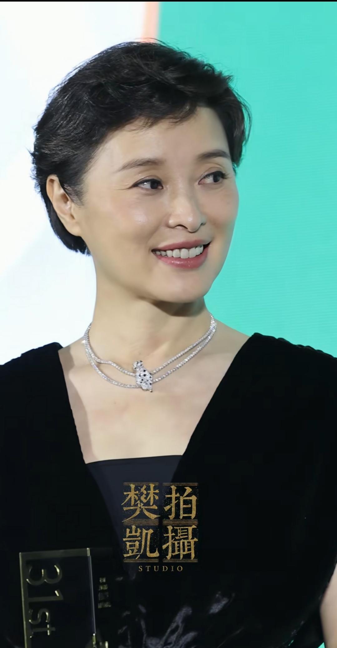 吴越亮相白玉兰活动，利落短发搭配黑裙优雅大方。从容淡然，气质沉静有力量。不靠喧嚣