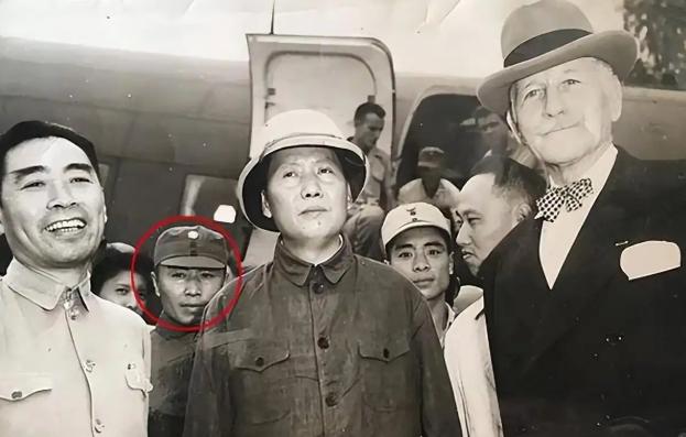 1938年的一个深夜，周总理正在周公馆内专心致志的工作，国民党的特务则潜伏在外面