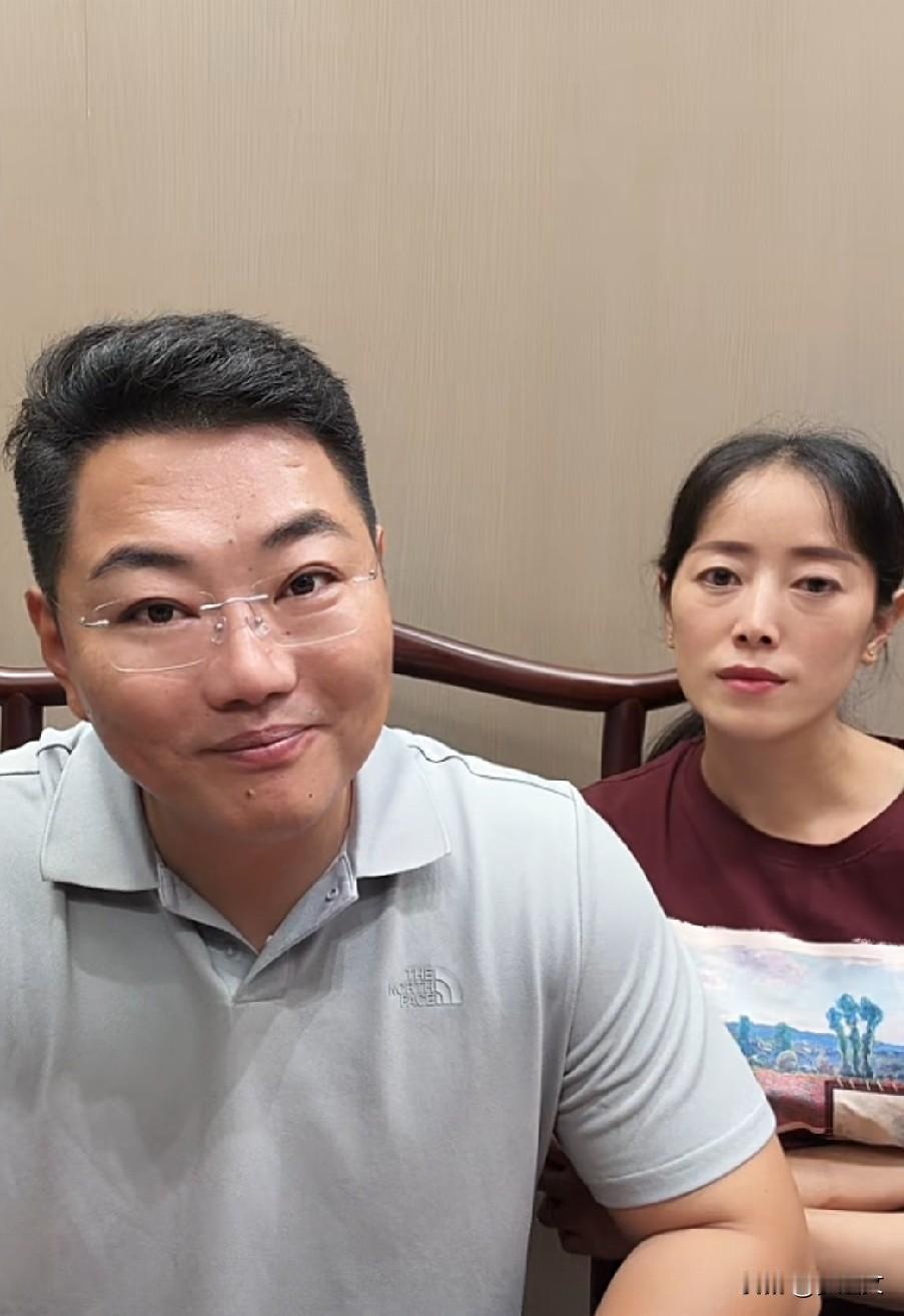 说实话这两口子一路走来真的不容易，曾经陈州大街上卖唱，没有办法阿，自己意外失去了