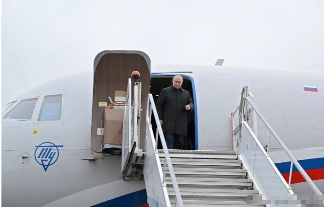 [微风]普京抵达萨马拉
莫斯科时间2025年11月6日的清晨，伏尔加河畔的重要工