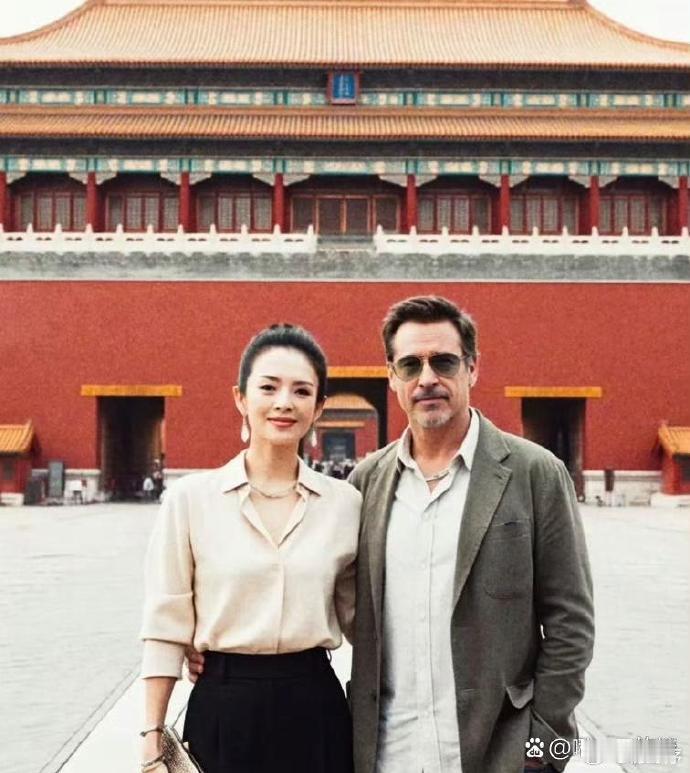 章子怡与外籍男友合影引热议，二人成焦点。网友赞情侣默契十足。 