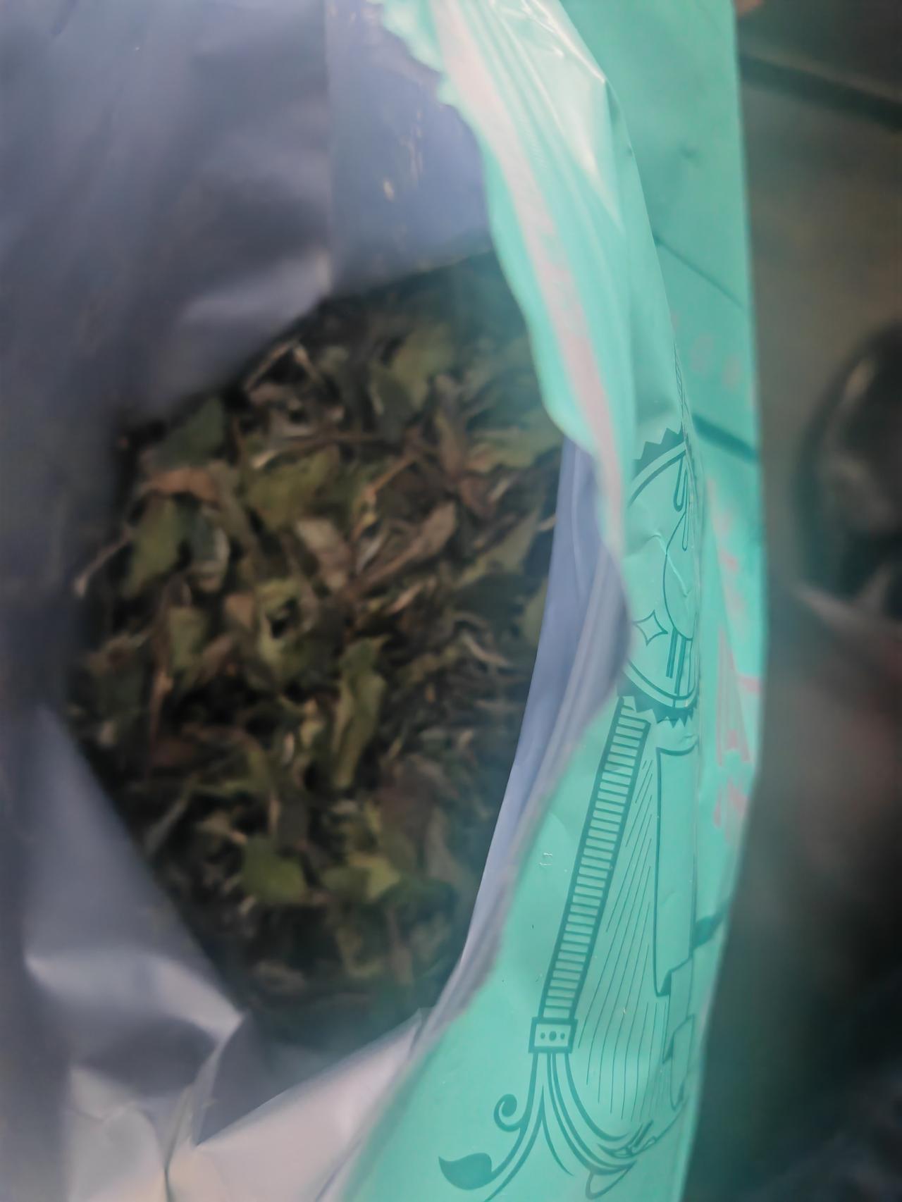 朋友给我泡的白茶，第二或就变成红色的了，朋友告诉我，茶叶一般，我感觉这个白茶挺好