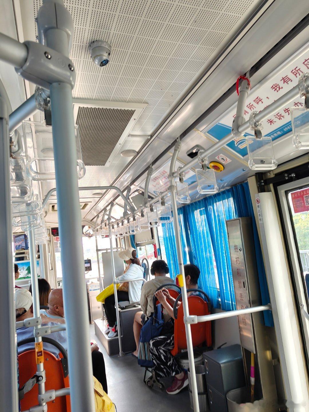 晚上喝点？我马上开始打车，一看需要40元，旁边的大哥说，没必要花这钱，我一会送你