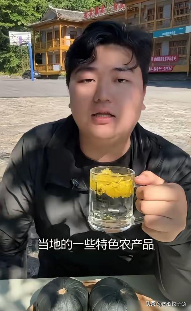 全红婵的哥哥说，就像我们以前我们几兄妹，我妈在省城上班，我爸是每天就拿菜回来卖，