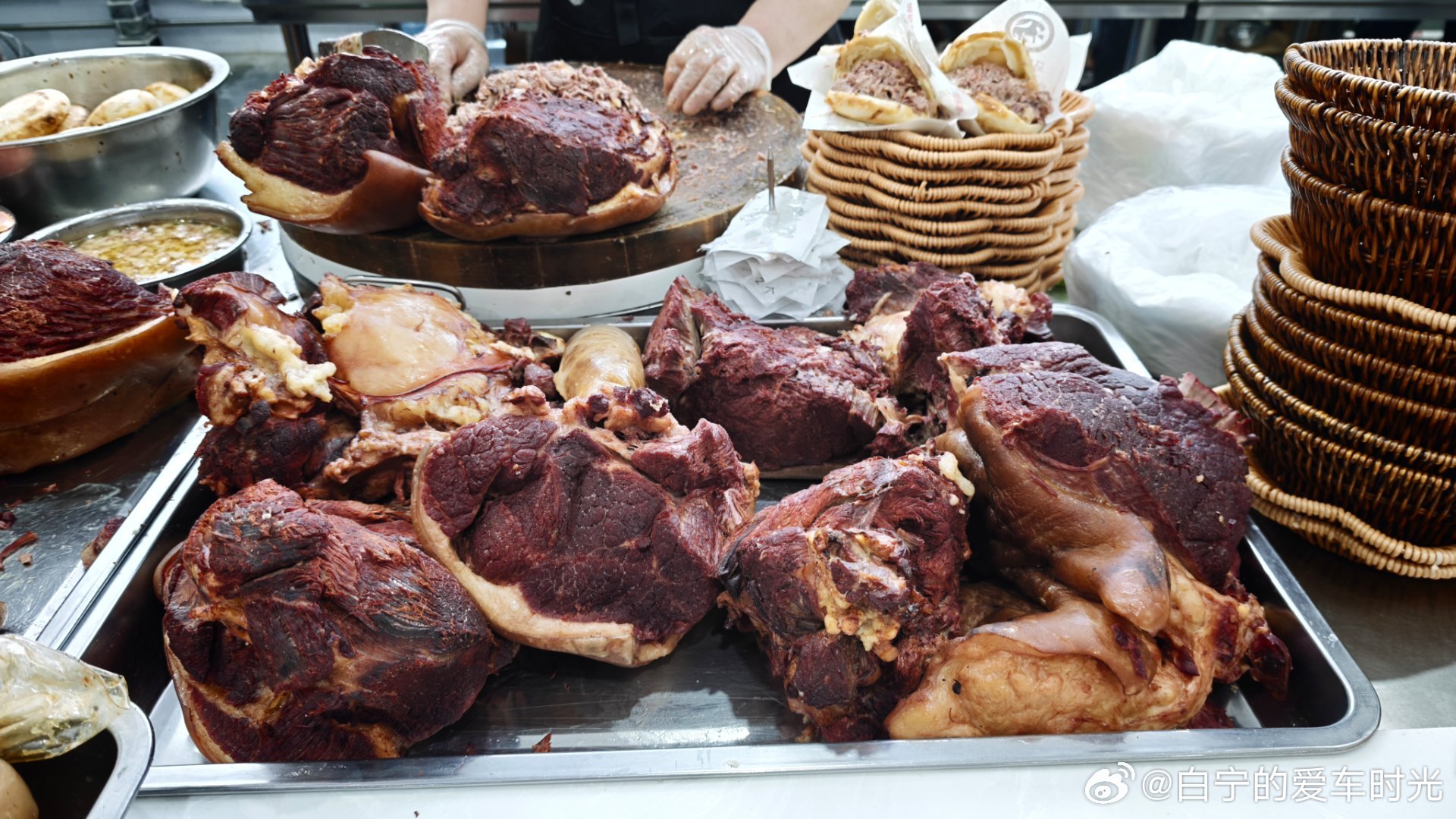 来顿保定驴火！这灌油汁的圆驴火太香了！现在驴肉马肉分着卖，想吃哪个自己选，马肉稍