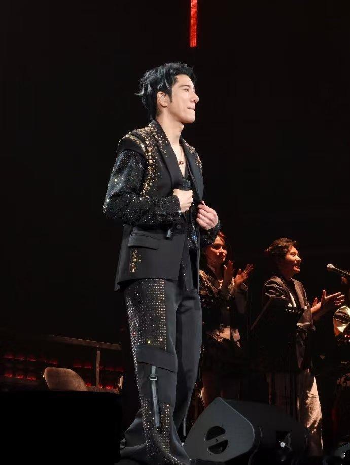 王力宏手比嘴忙 瞧瞧王力宏在演唱会，那叫一个手比嘴忙！唱歌演奏之余，踢纸、拉衣、