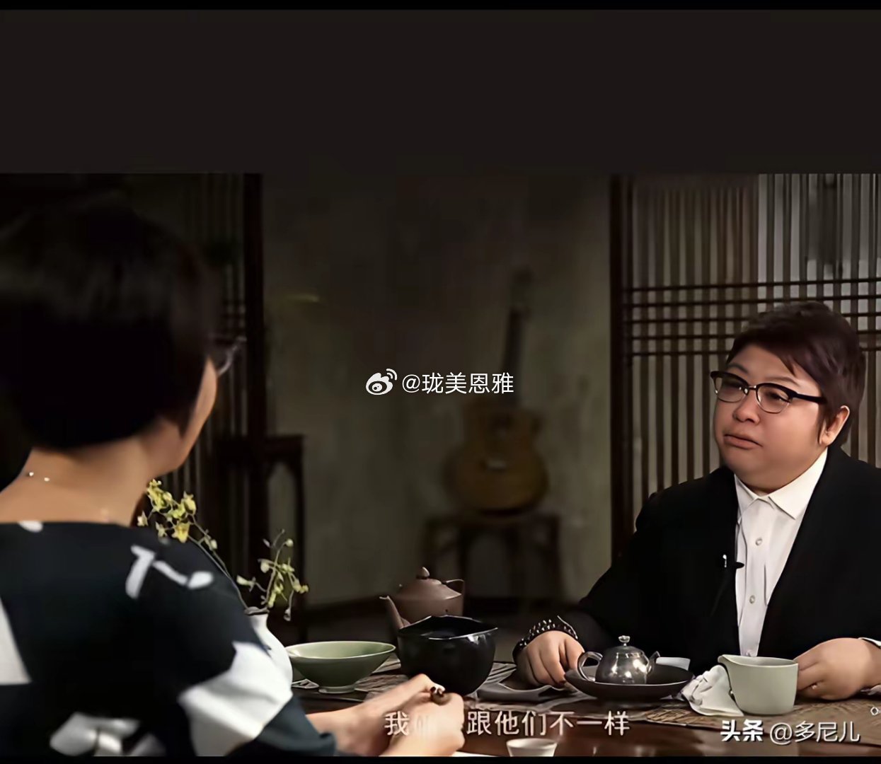 韩红同志在采访时义正严辞怒斥明星们挣足后在夜场挥霍，开跑车炫富得瑟，她说她和他们