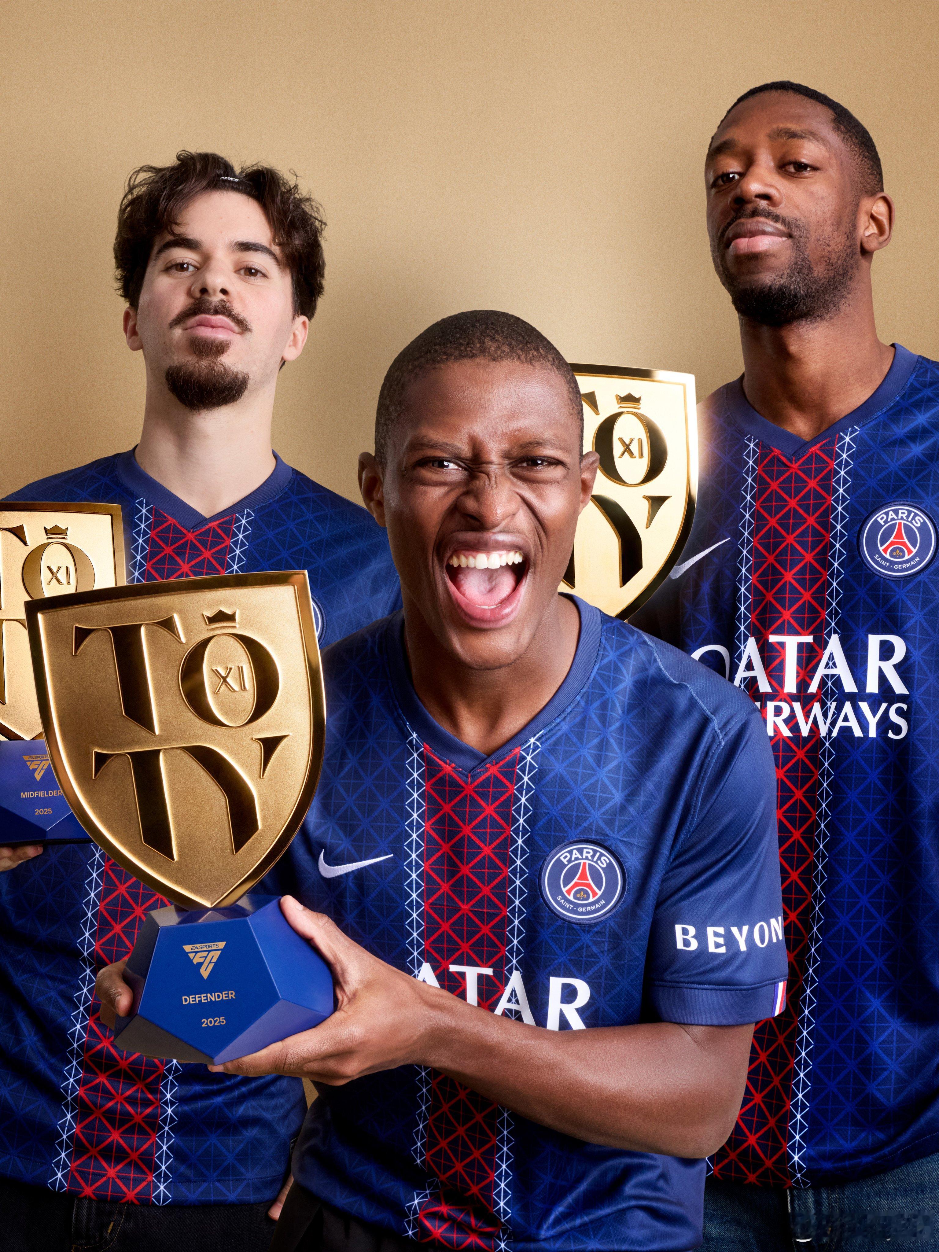 大巴黎三将展示自己的TOTY奖杯。FC26
