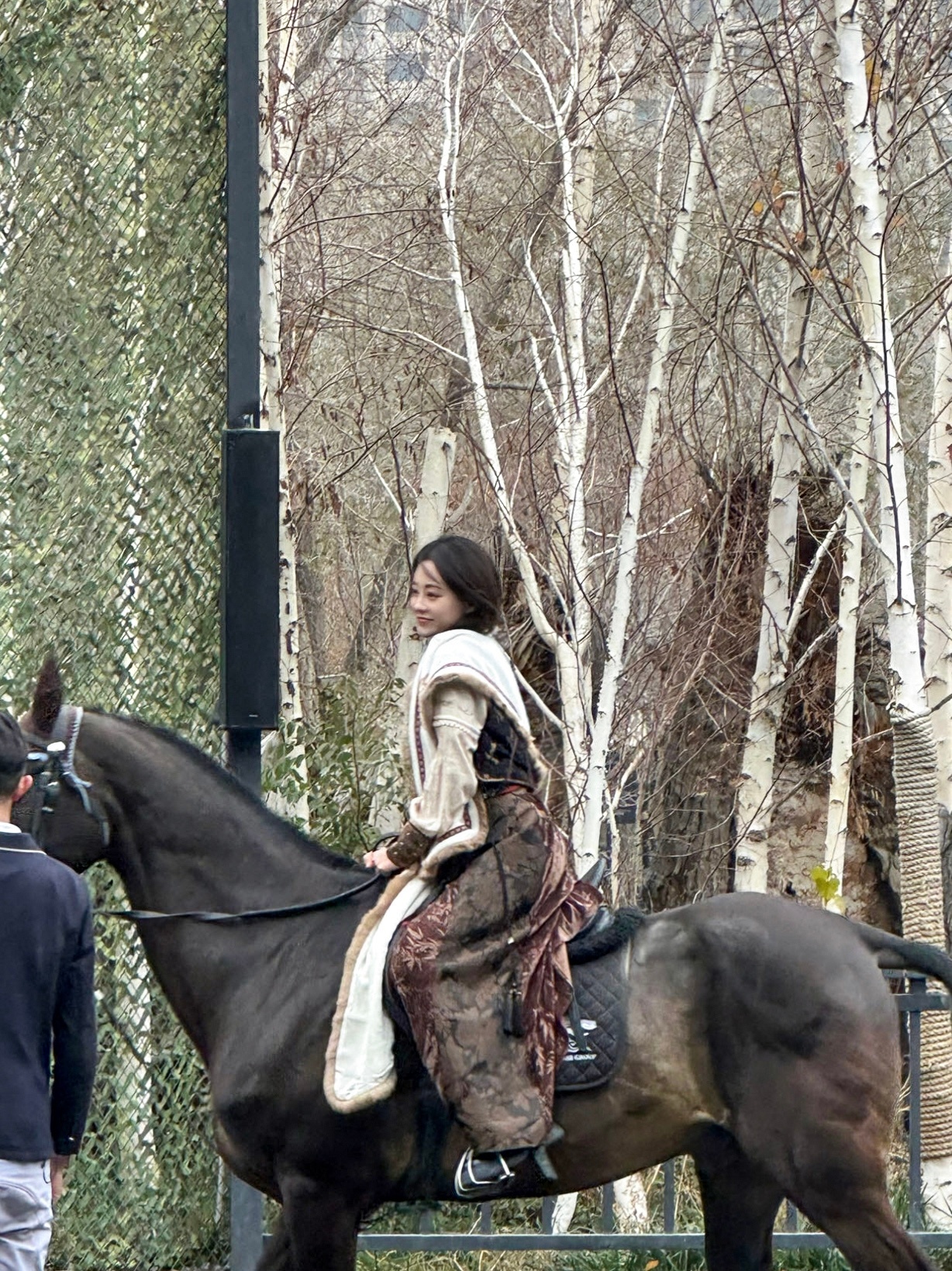 #祝绪丹新疆骑马综艺路透##祝绪丹到新疆骑马了# 祝绪丹骑马路透来了，快来看美女