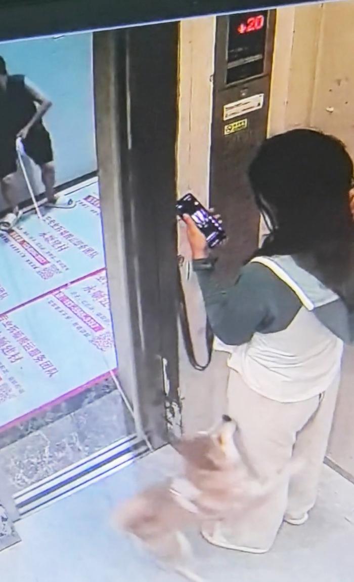 6月14日，福建泉州某高层小区，女子坐着电梯下来，运行到20层时，电梯停了下来，