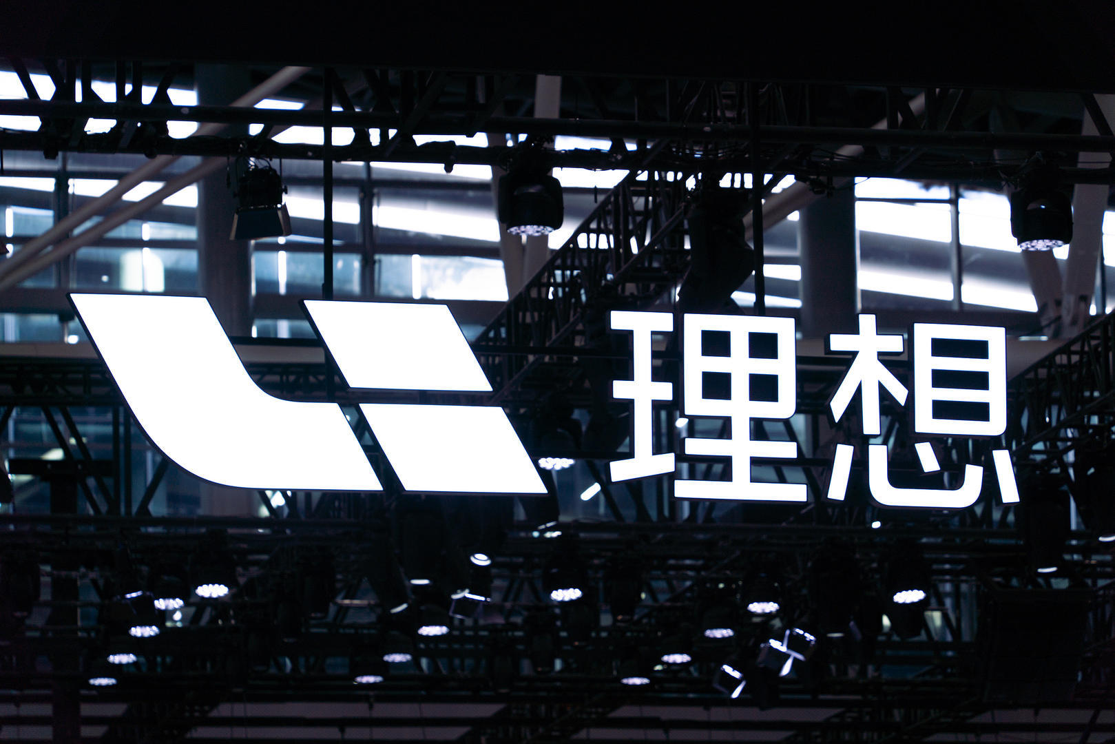 #理想汽车将关闭不赚钱门店#【理想汽车确认关闭不赚钱的商超门店，去年单店效率同比